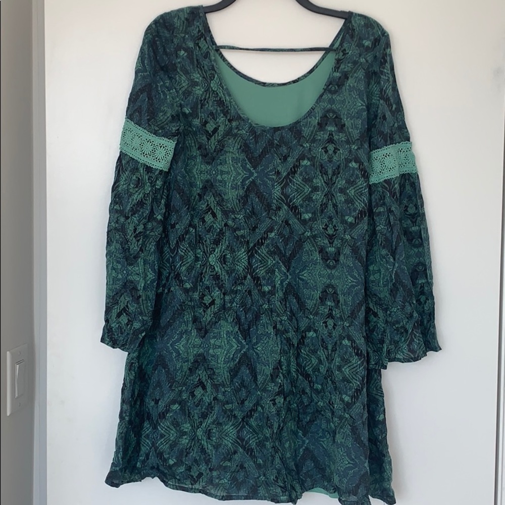 SUN & SHADOW Print Bell Sleeve Shift Dress - Picture 7 of 11